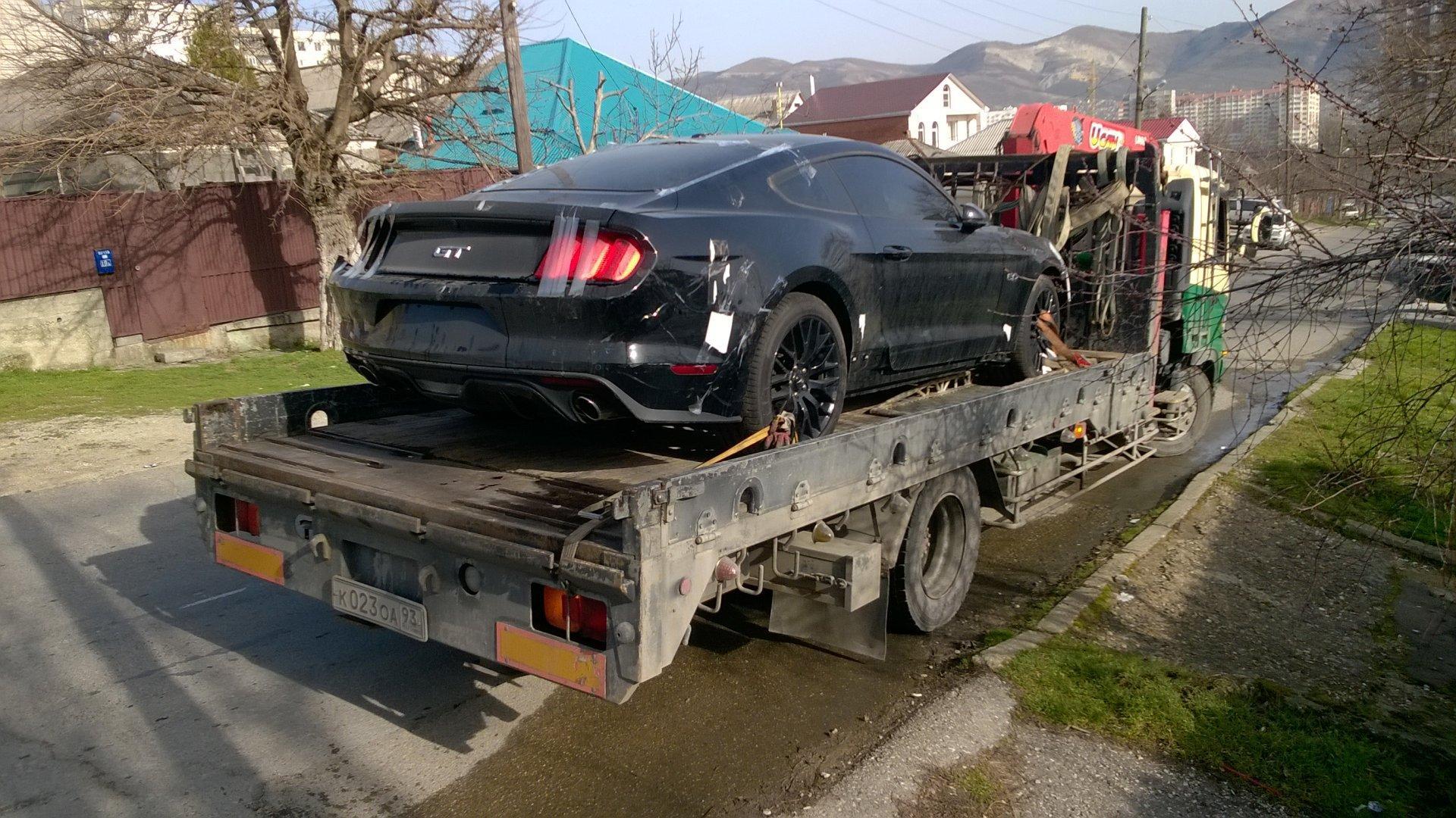 Авто новороссийск. Битый автомобиль на эвакуаторе. Эвакуация. Машины в Новороссийске. Эвакуировать автомобиль Новороссийск.